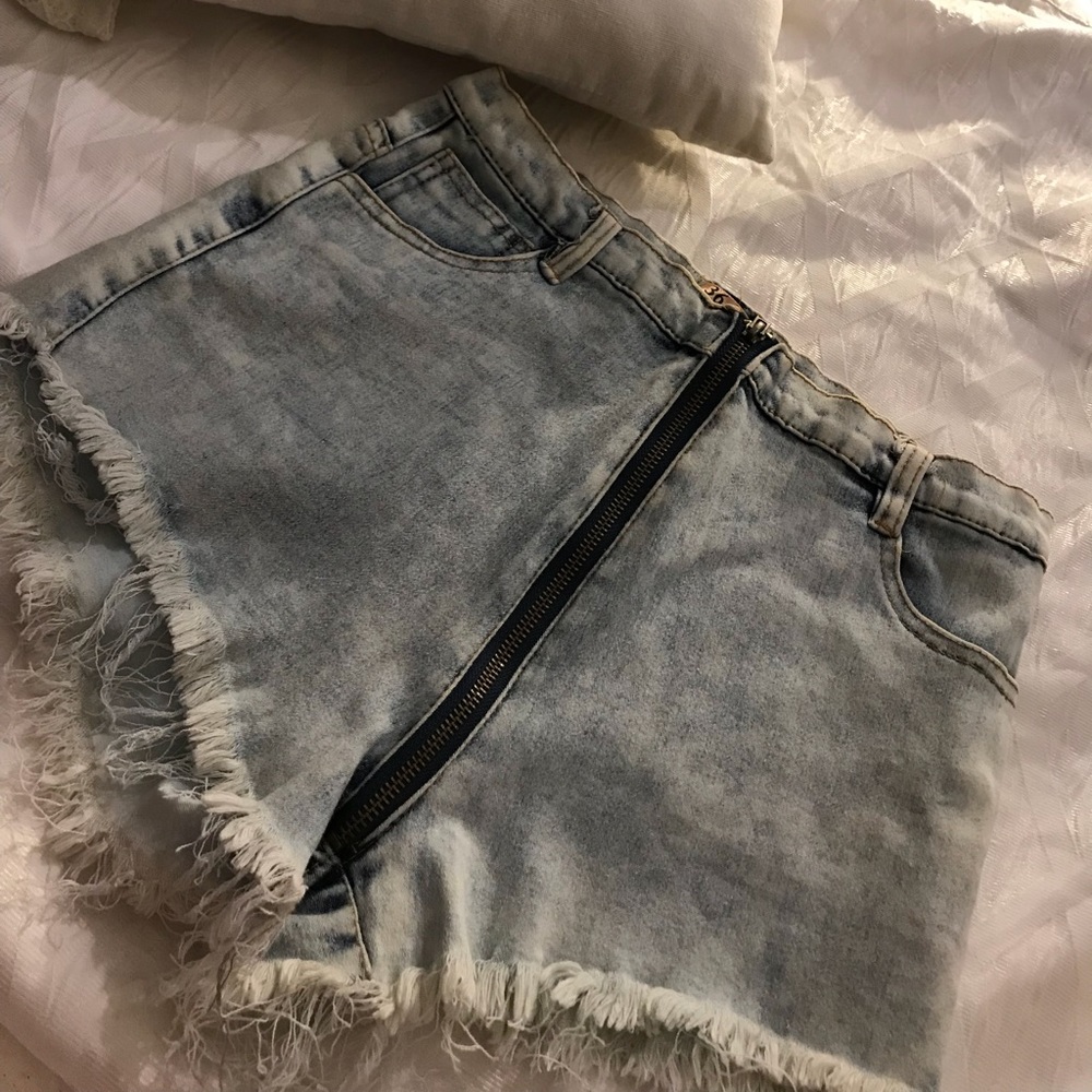 🌸high rise, booty/ cheak showing shorts🌹